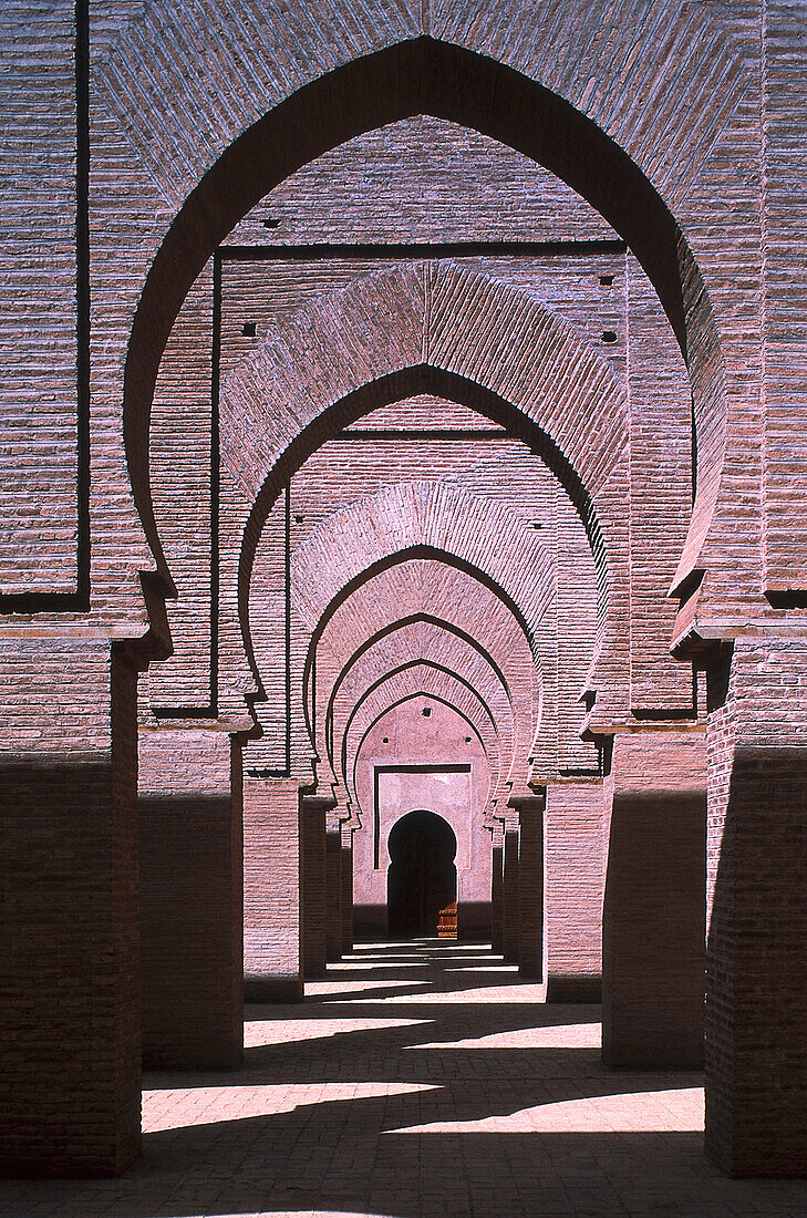 Arkade einer Moschee im Sonnenlicht, Marokko, Afrika