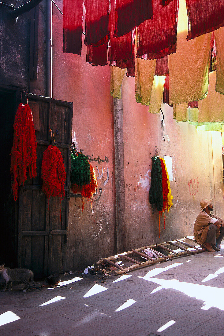 Bunte Tücher und Färber in einer Gasse, Marrakesch, Marokko, Afrika