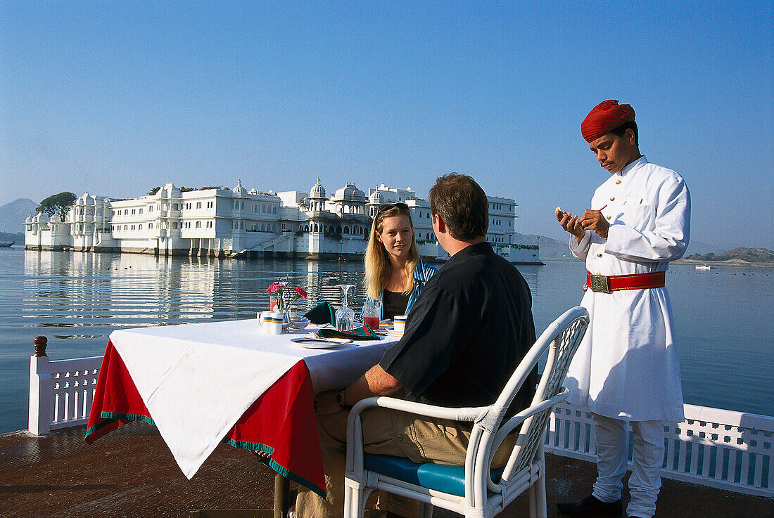 Paar frühstückt auf der Terrasse des Lake Palace Hotel, Pichola See, Udaipur, Rajasthan, Indien, Asien