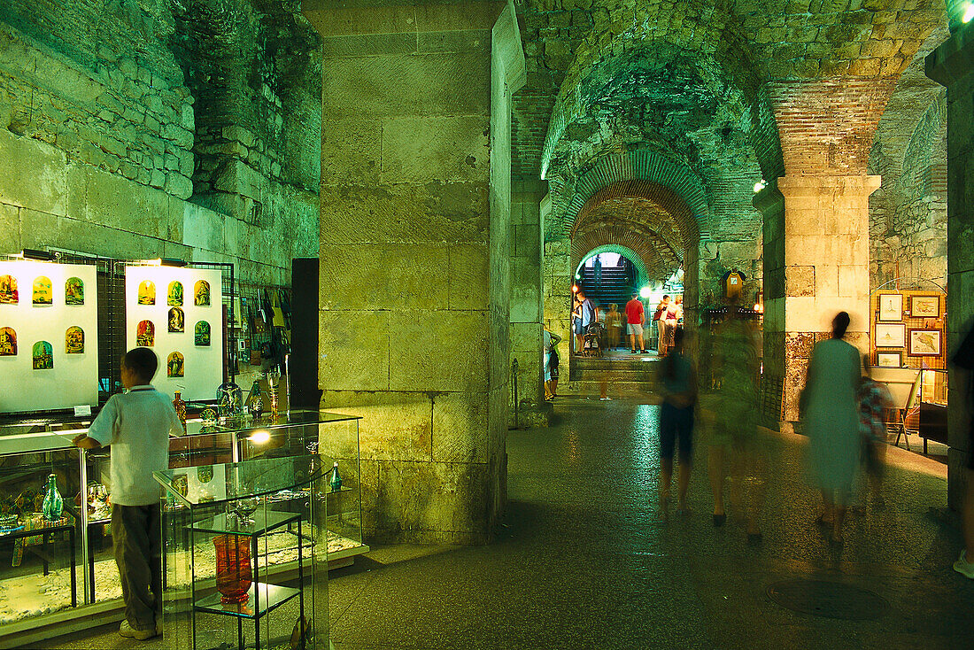 Menschen besuchen eine Ausstellung im Keller des Diokletianpalasts, Split, Dalmatien, Kroatien, Europa