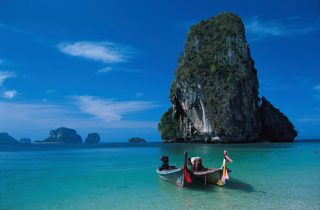 Boote am Hat Tham Phra Nang im Sonnenlicht, Strand Krabi, Andamanenküste, Thailand, Asien