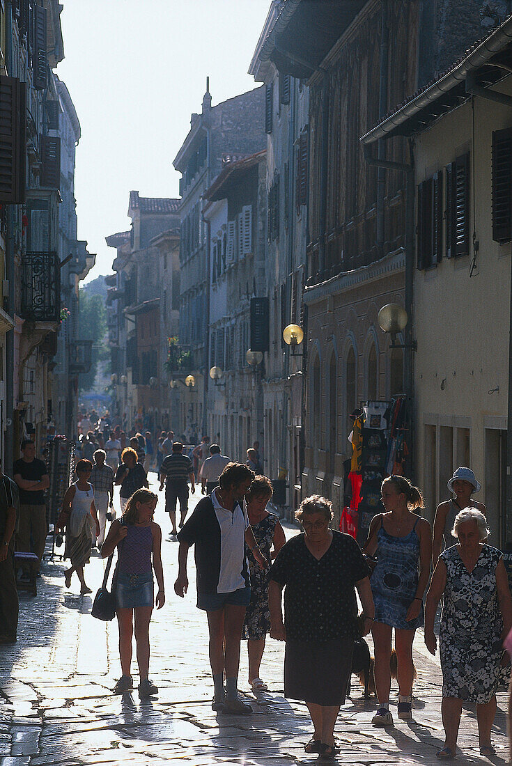 Touristen und Einheimische in der Altstadt von Porec, Istrien, Kroatien, Europa