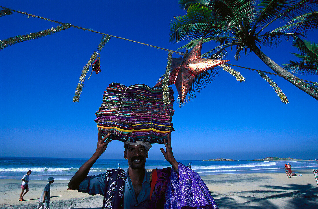 Stoffhändler und Weihnachtsdekoration am Strand von Kovalam, Kerala, Indien, Asien