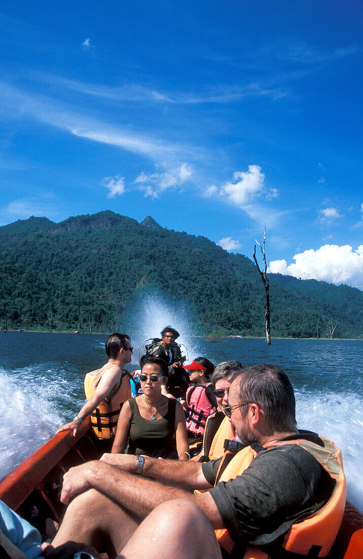 Touristen in einem Boot auf dem Kao Laem See, Sankhlaburi, Kanchanaburi, Thailand, Asien