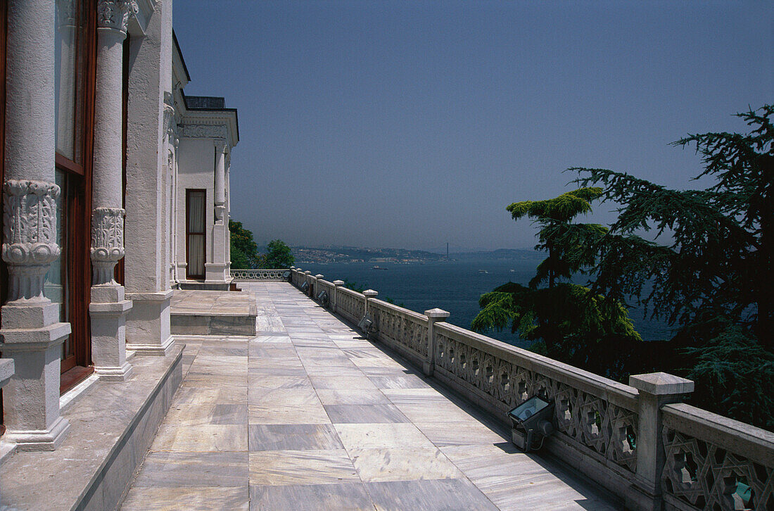 Terrasse mit Blick auf den Bosporus, Topkapi Palast Istanbul, Türkei
