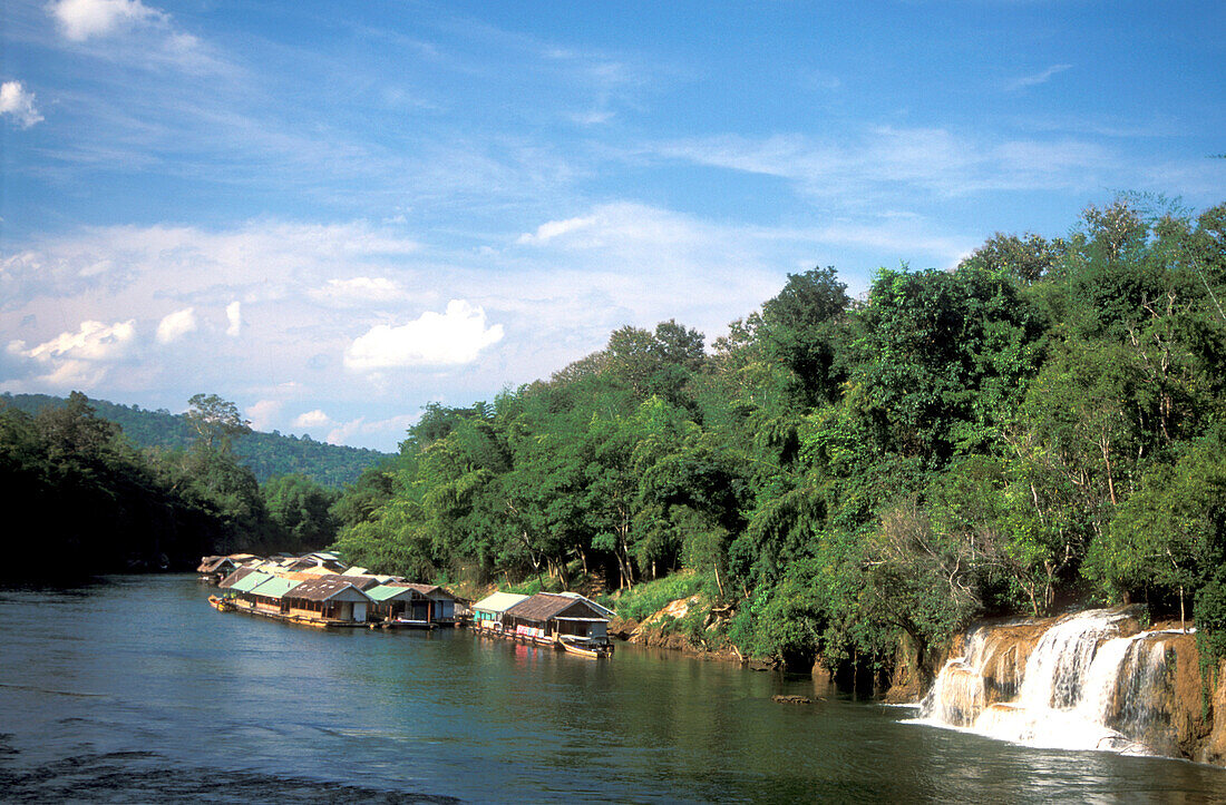 Blick auf schwimmende Hütten und Wasserfall am Fluss Kwae Noi, Sai Yok Nationalpark, Kanchanaburi, Thailand, Asien