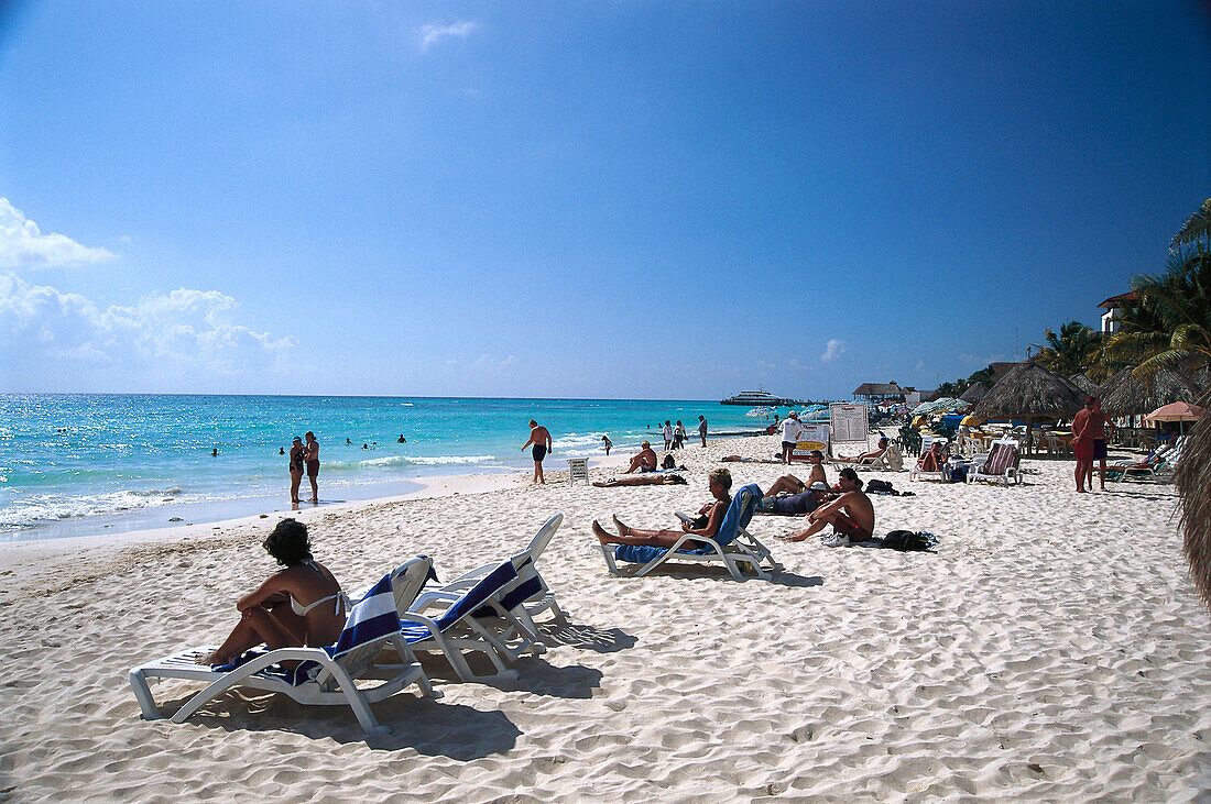 Menschen am Strand im Sonnenlicht, Playa del Carmen, Yucatan, Quintana Roo, Mexiko, Amerika