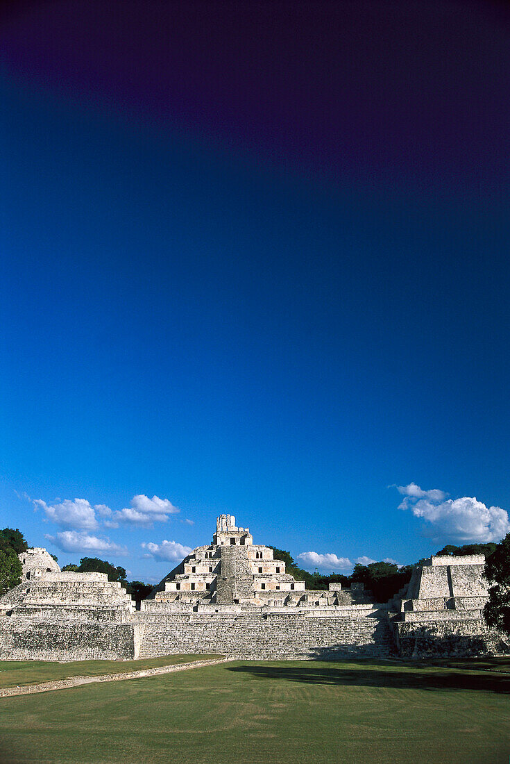 Ruine eines Maya Tempels unter blauem Himmel, Edzna, Yucatan, Campeche, Mexiko, Amerika