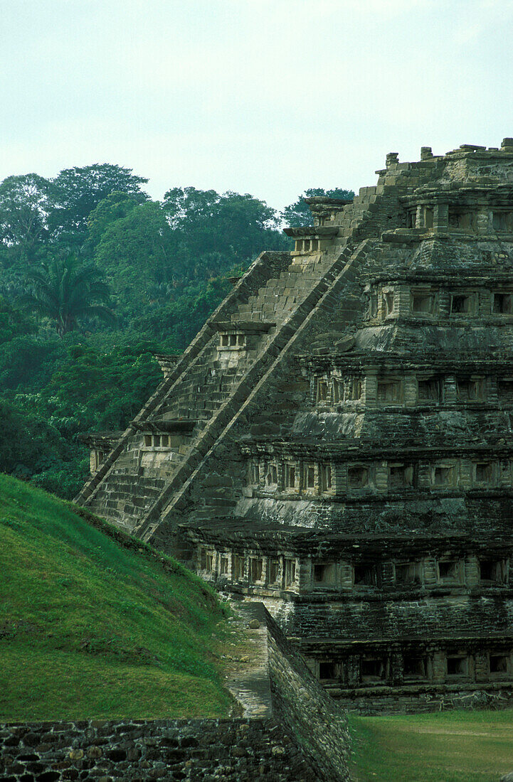 Blick auf die Niche Pyramide in El Tajin, Veracruz, Mexiko, Amerika
