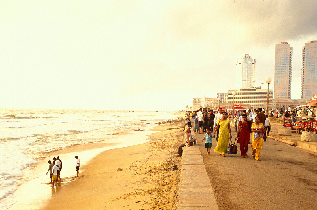 People on the beach and on the seaside promenade, Galle Face Green Beach, Colombo, Sri Lanka, Asia