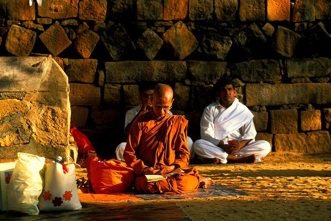 Mönche im Maha Bodi Tempel, Anuradhapura, Nord Zentral Provinz, Sri Lanka, Asien