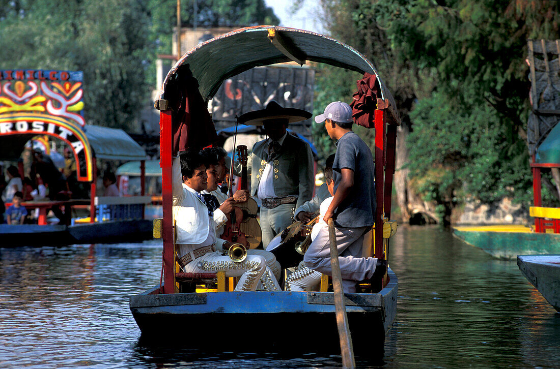 Auf den Kanälen von Xochimilco, Mittelamerika Mexico