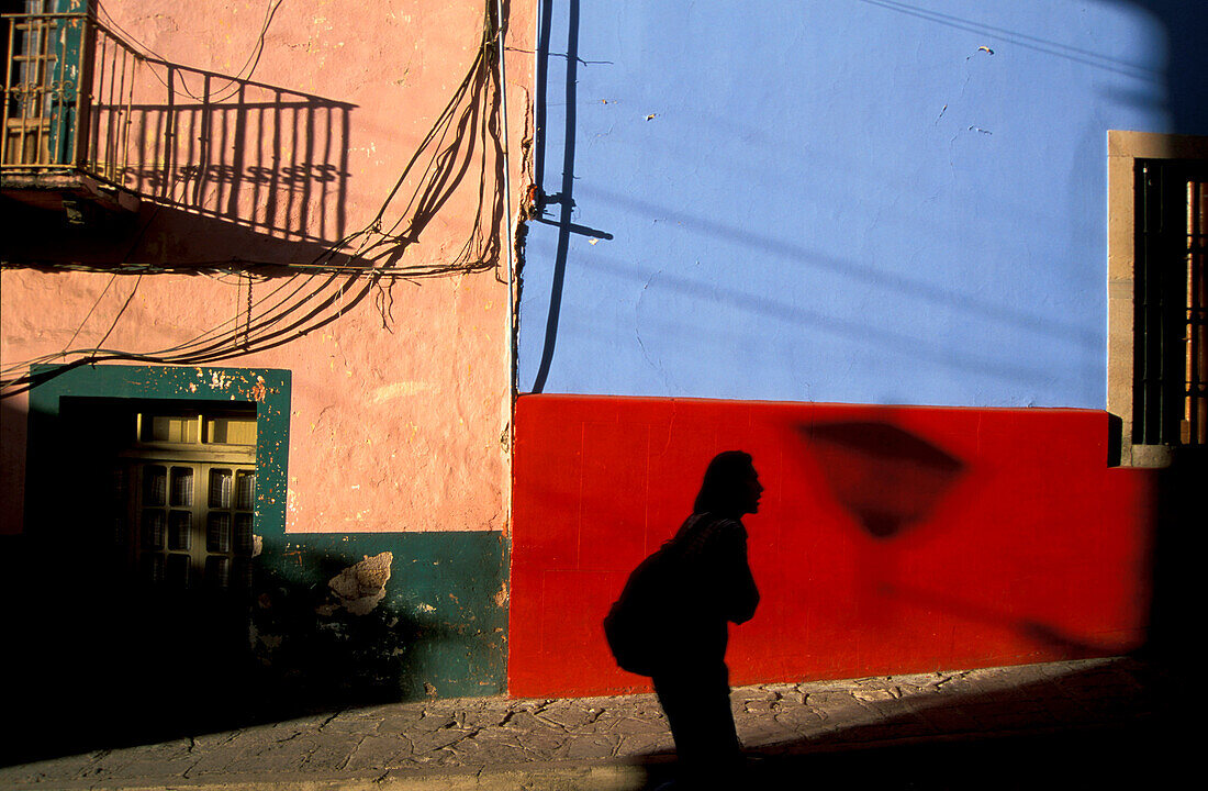 Schatten auf bunten Wänden imm Centro Historico, Guanajuato, Mexiko