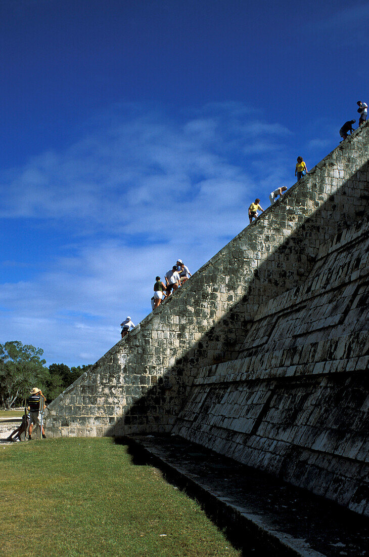 Menschen klettern auf einen Maya Tempel, Castillo, Chichen Itza, Yucatan, Mexiko, Amerika