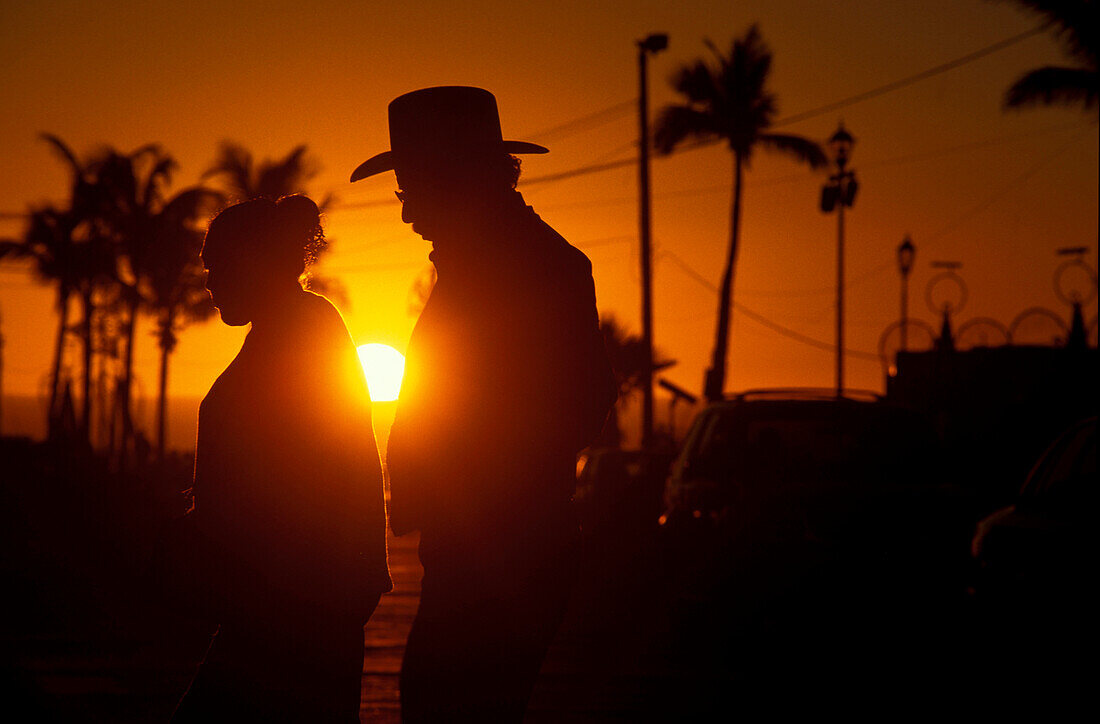 Älteres Paar im Sonnenuntergang am Malecon, La Paz, Californoa Sur, Baja California, Mexiko