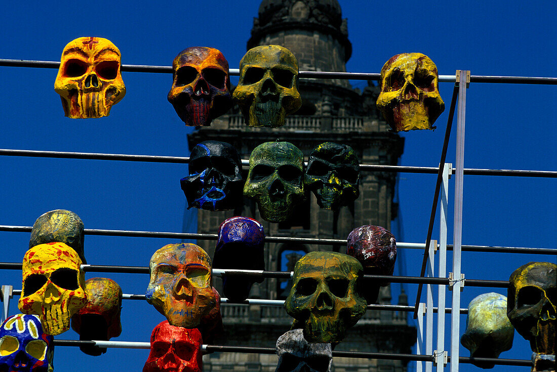 Bunte Totenmasken am Tag der Toten vor der Kathedrale, Mexiko Stadt, Mexiko, Amerika