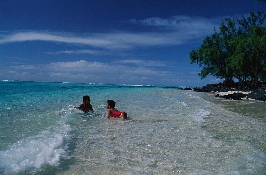 Lagune mit badenden Kindern, Ile aux Cerfs Mauritius