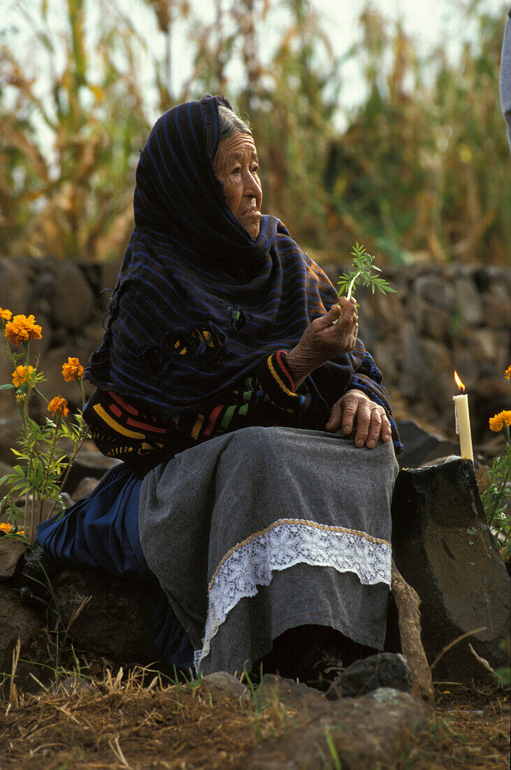 Alte Frau mit Kerze am Tag der Toten, Isla Pacanda, Patzcuaro, Michoacan, Mexiko, Amerika