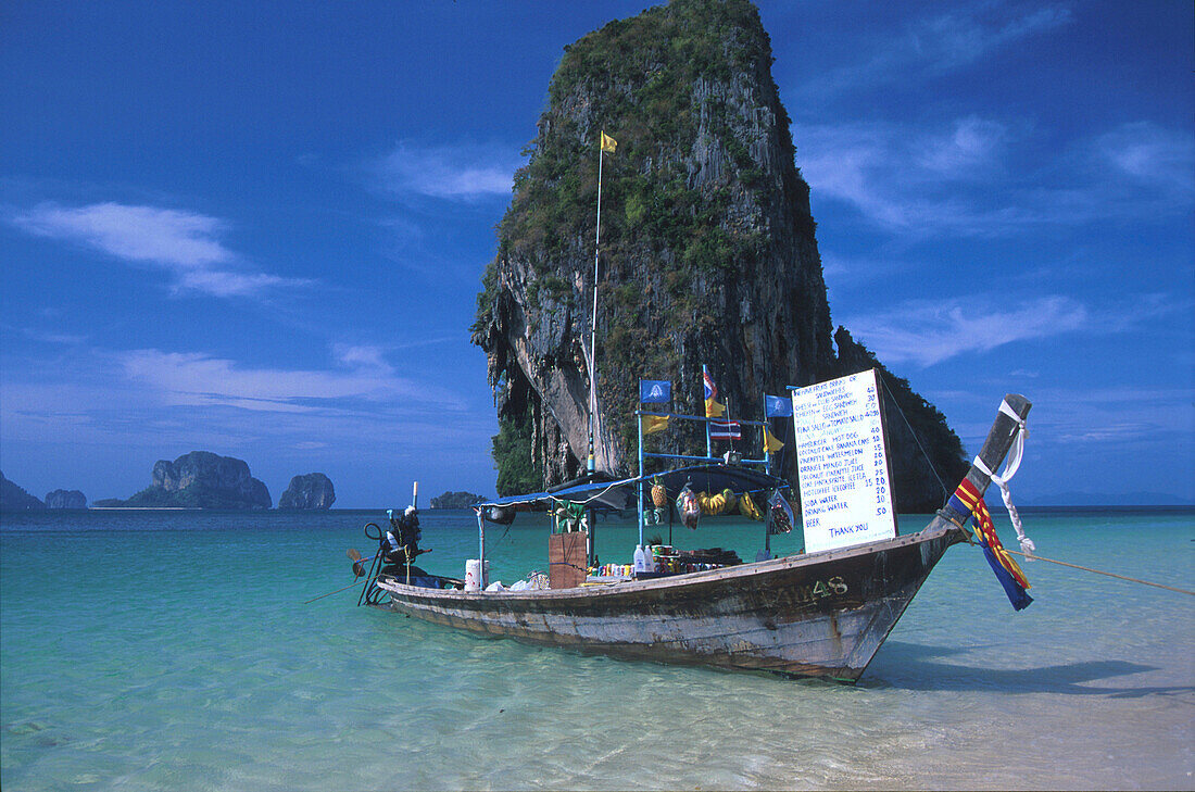 Snackbar auf einem Boot am Hat Tham im Sonnenlicht, Phra Nang, Strand Krabi, Andermanenküste, Thailand, Asien