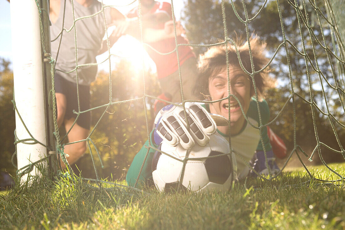 Spielszene vor dem Fußballtor