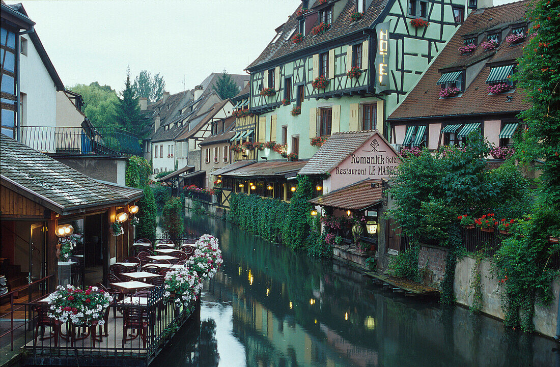 Altstadt von Colmar mit Hotel Le Marechal und Fluß, Elsass, Frankreich