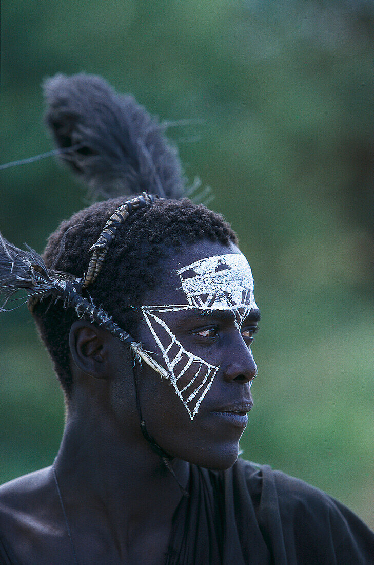 Junge Massai Stammesangehöriger mit traditioneller Gesichtsbemalung, Tansania, Afrika