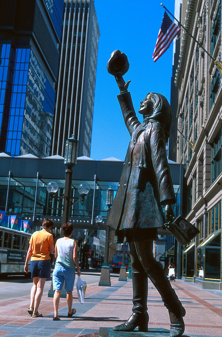 Mary Tyler Moor Statue im Sonnenlicht, Nicolett Mall, Twin Cities, Minneapolis, Minnesota, USA, Amerika