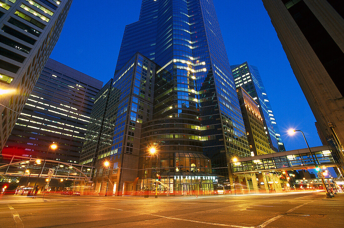 Strasse und Hochhäuser bei Nacht, Twin Cities, Minneapolis, Minnesota, USA, Amerika