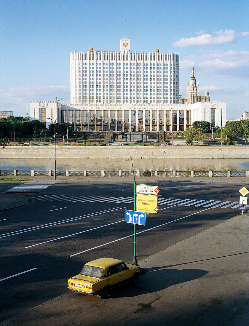 Blick über eine menschenleere Strasse auf das Weisse Haus, Moskau, Russland