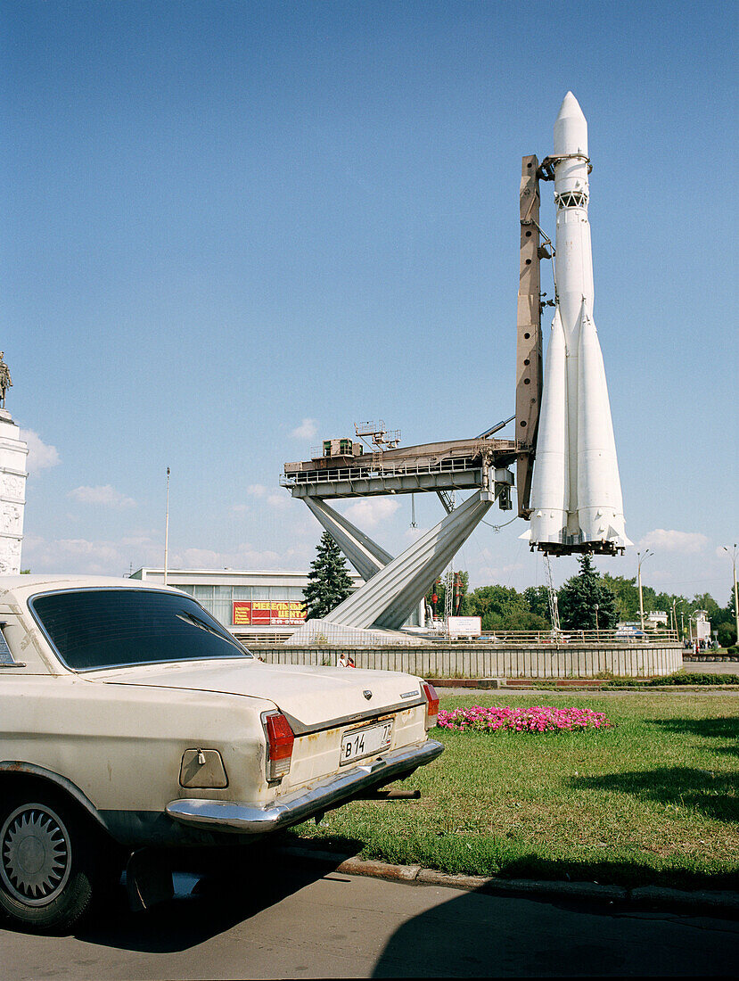 Sojus-Rakete auf Abschussrampe und Heck eines Autos, Allrussisches Ausstellungszentrum WWZ, Moskau, Russland, vor 2003