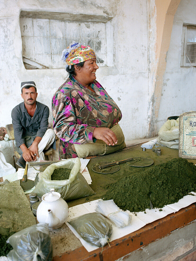 Marktverkäuferin verkauft Tabak, Markt, Seidenstraße, Usbekistan