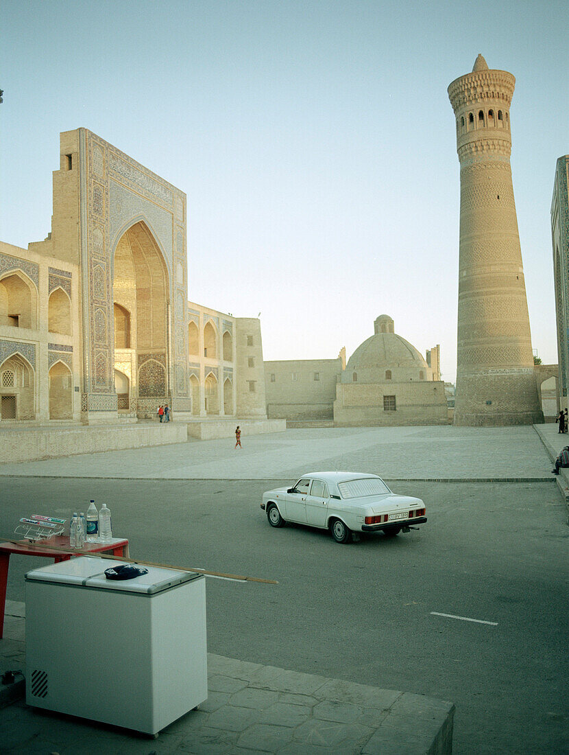 Auto auf Platz mit Moschee, Usbekistan