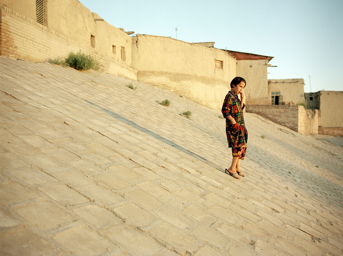 Mädchen auf einem Häuserdach, Buchara, usbekistan