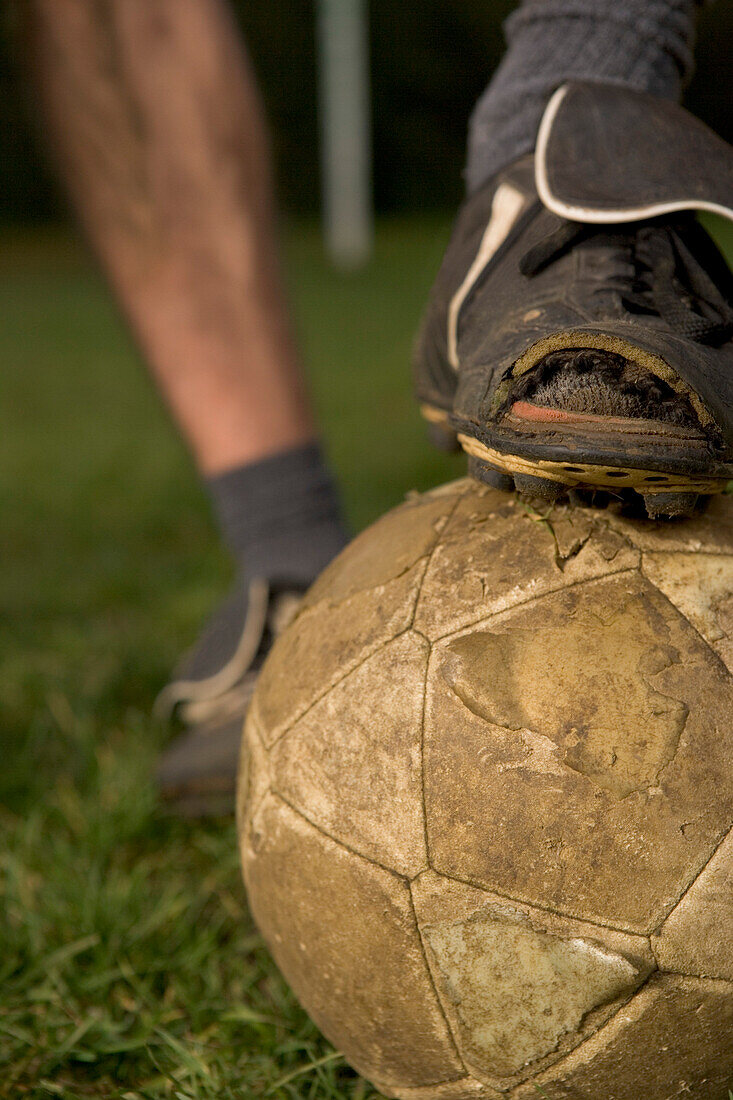 Stark gebrauchte Fußballschuhe und Fußball