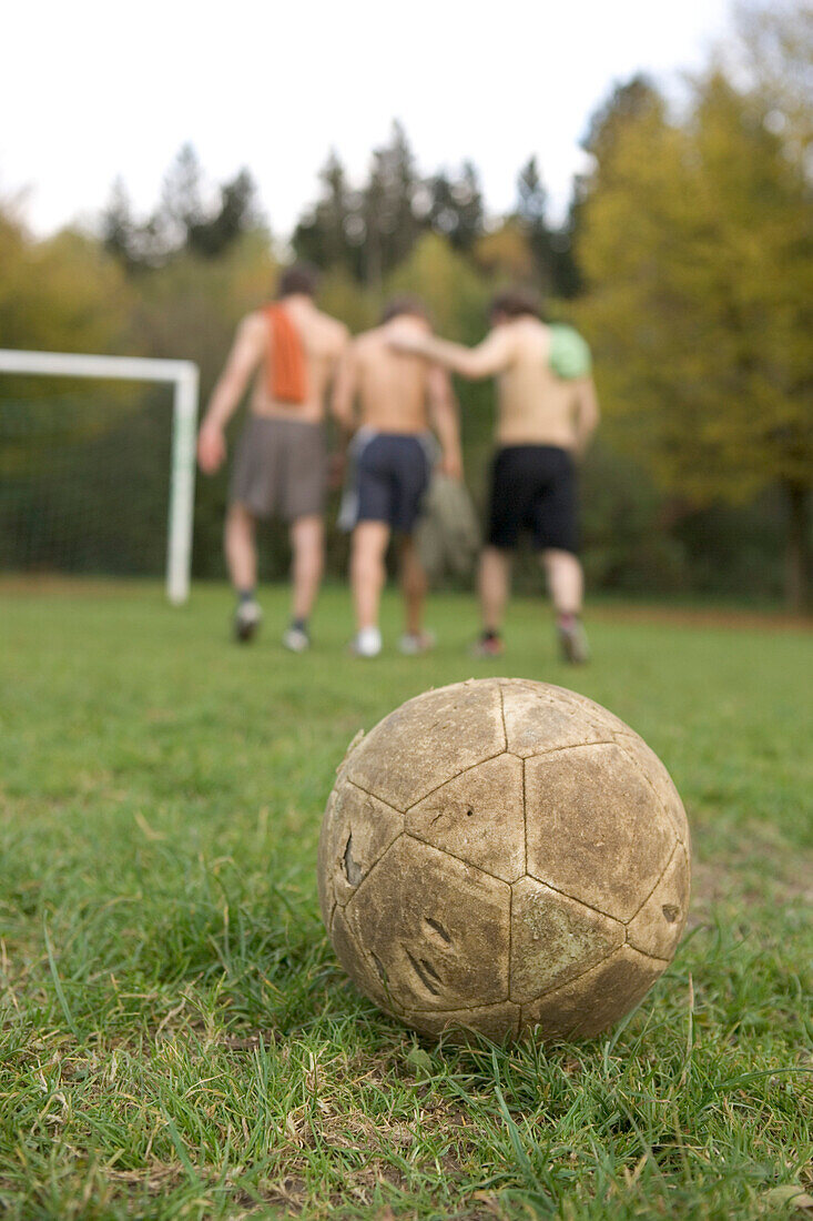 Drei Freunde nach dem Fußballspiel