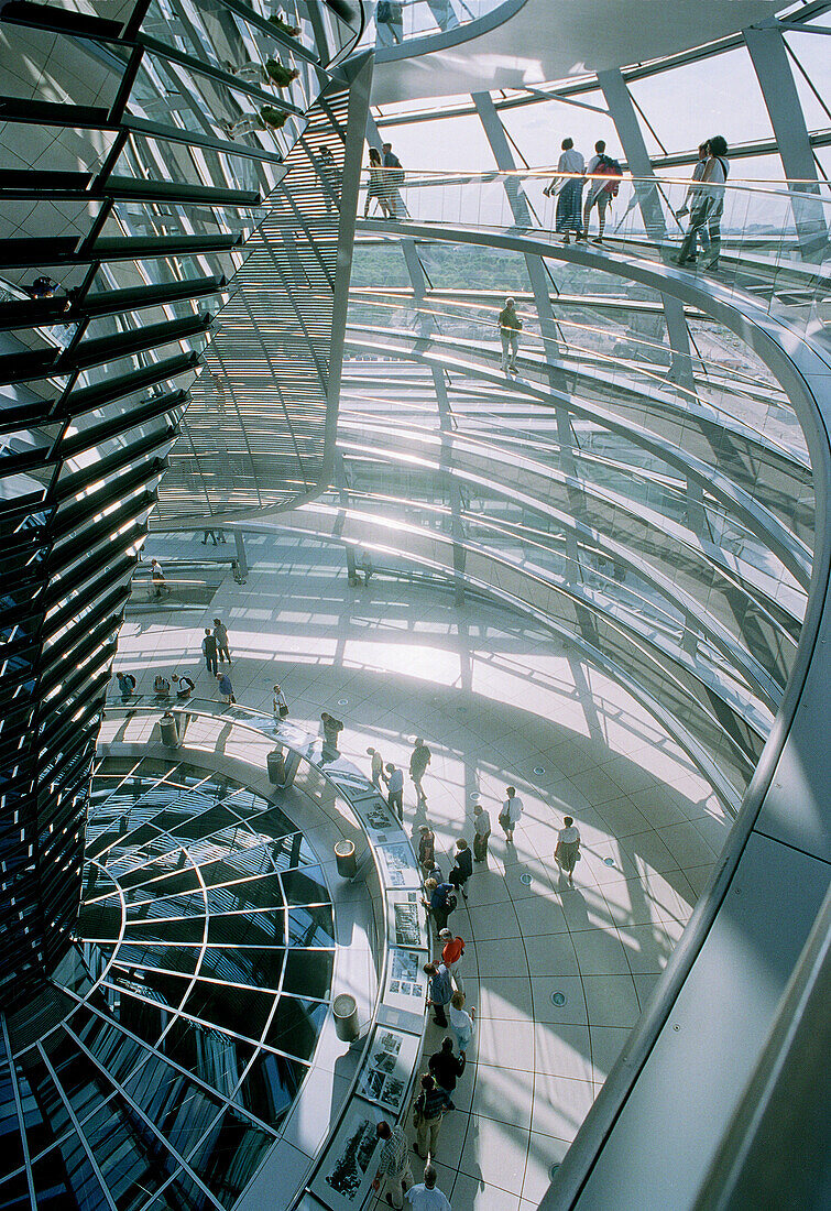 Besucher besichtigen Reichstagskuppel, Berlin, Deutschland