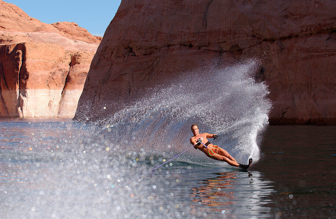 Mann fährt Monoski, Lake Powell, Arizona, USA