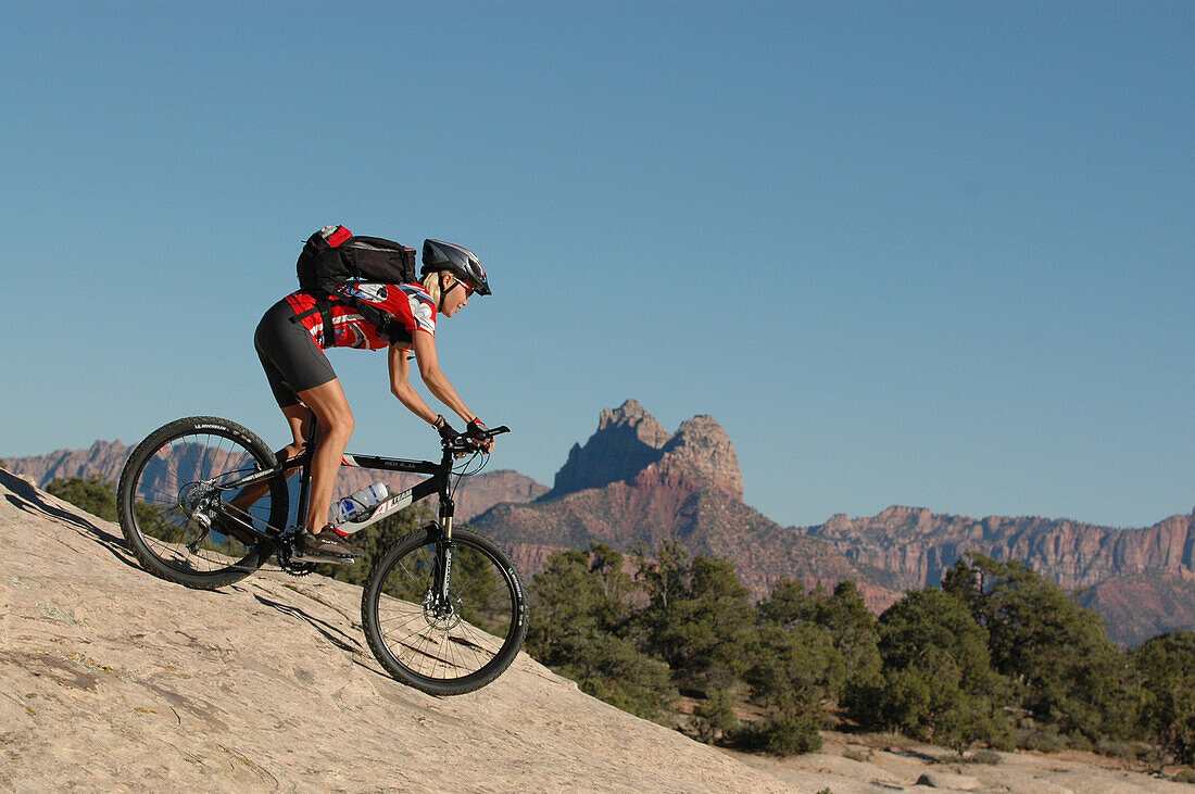 Woman on a Mountainbike Tour, Gooseberry Trail, Zion Nationalpark, Springdale, Utah, USA