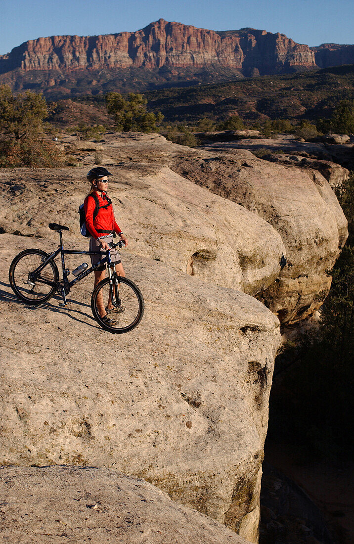 Woman on a Mountainbike Tour, Gooseberry Trail, Zion Nationalpark, Springdale, Utah, USA