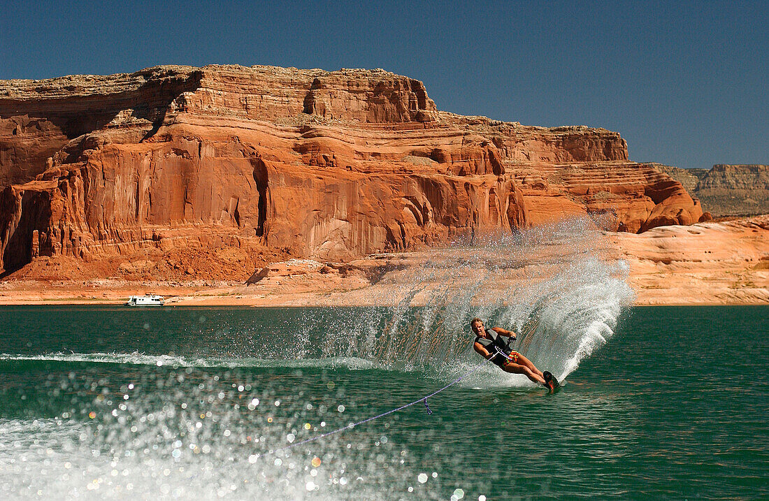 Mann fährt Monoski, Lake Powell, Arizona, USA