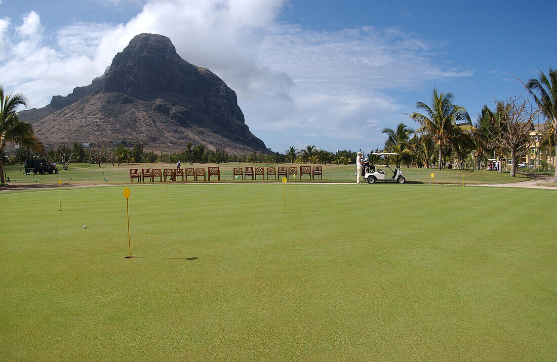 Ein Mann auf einem Golfplatz, Mauritius, Afrika
