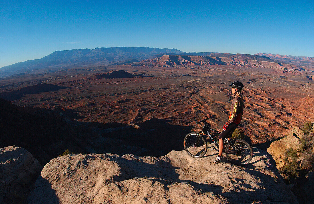 Eine Frau beim Mountainbiken, genießt den Aussicht, Gooseberry Trail, Zion Nationalpark, Springdale, Utah, USA