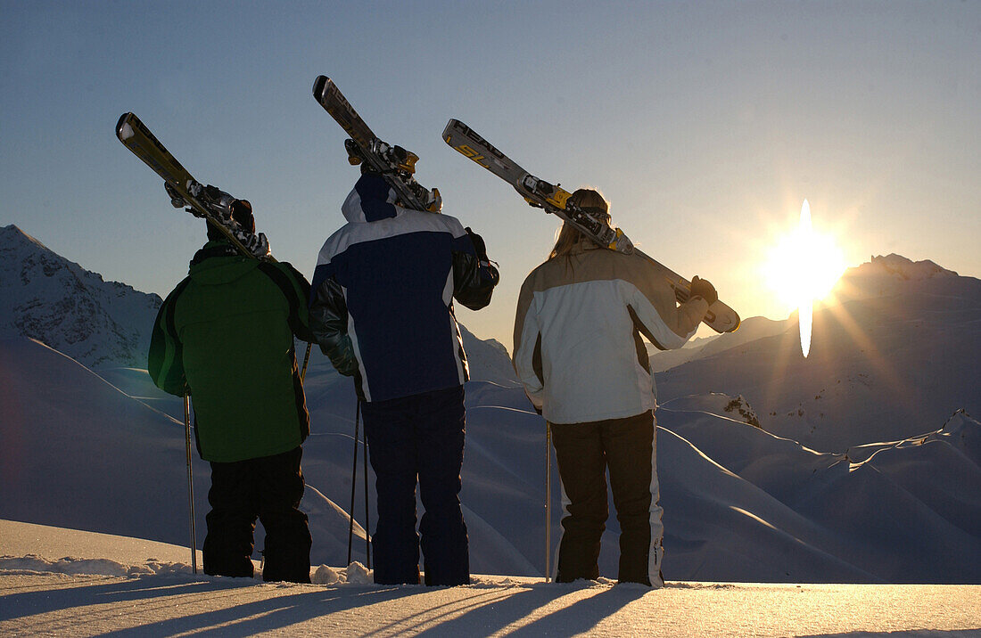Eine Gruppe Skifahrer betrachten den Sonnenuntergang, Skifahren, Stubaital, Österreich