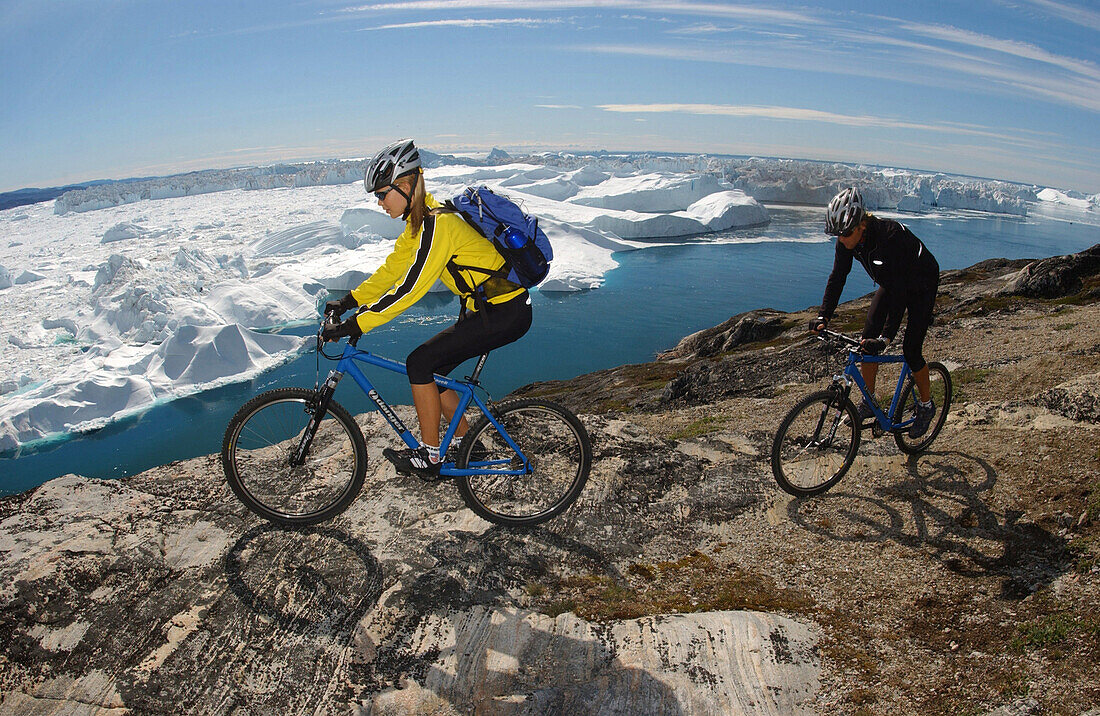 Ein Paar beim Mountainbiking, Ilulissat, Grönland