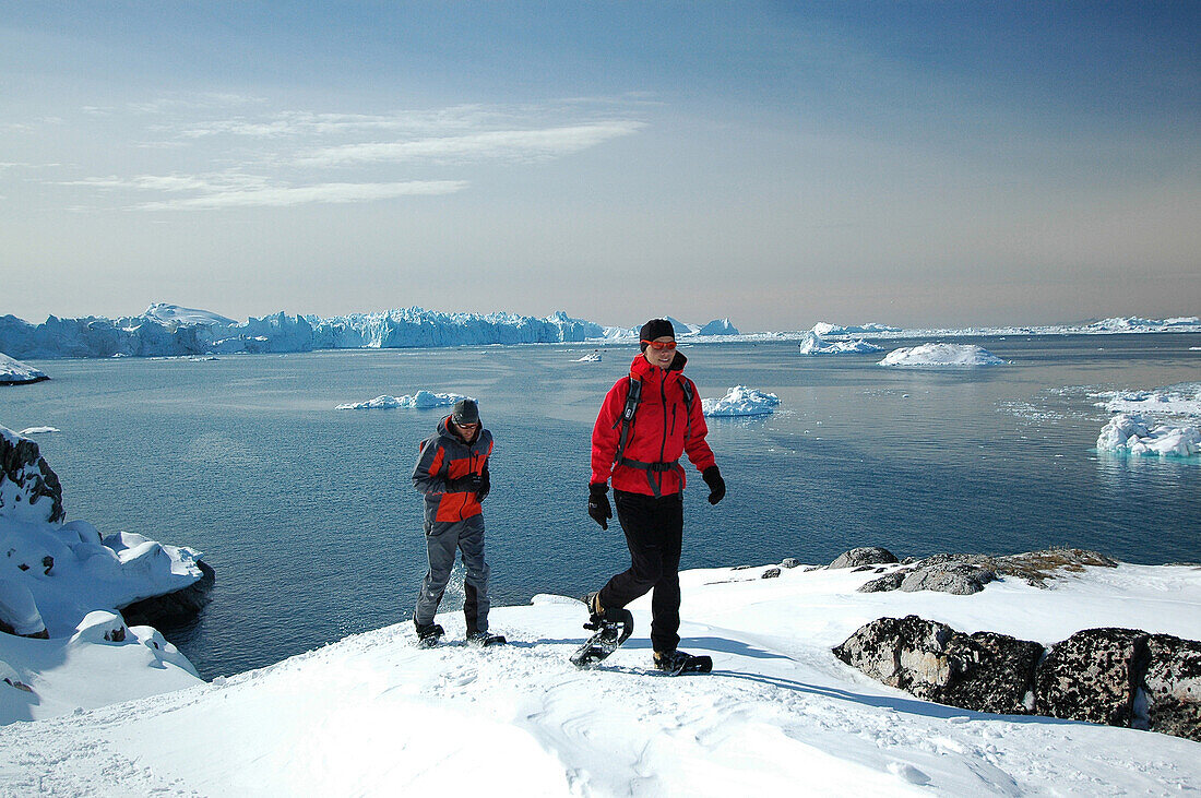 Ein Paar beim Schneeschuhwandern, Snowshoeing, Ilulissat, Greenland