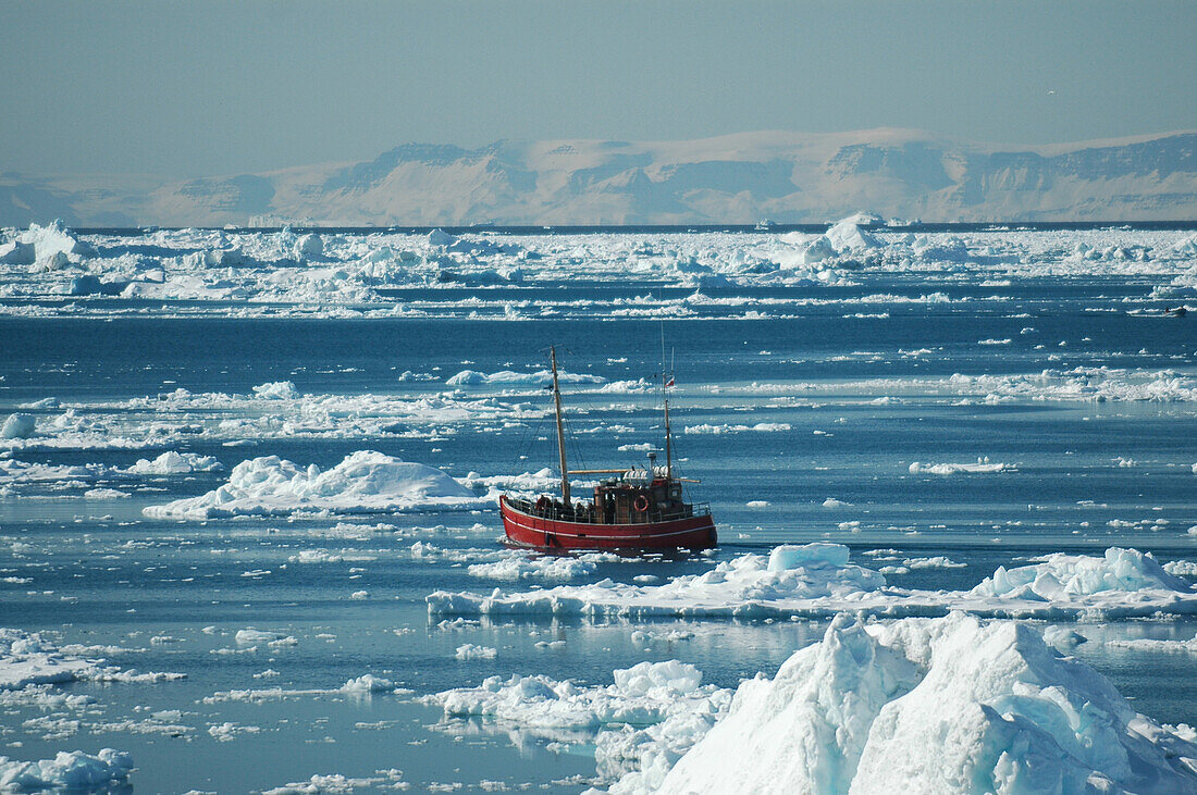 Fischerboot neben Eisberge, Ilulissat, Jakobshavn, Kaalalit Nunaat, Grönland