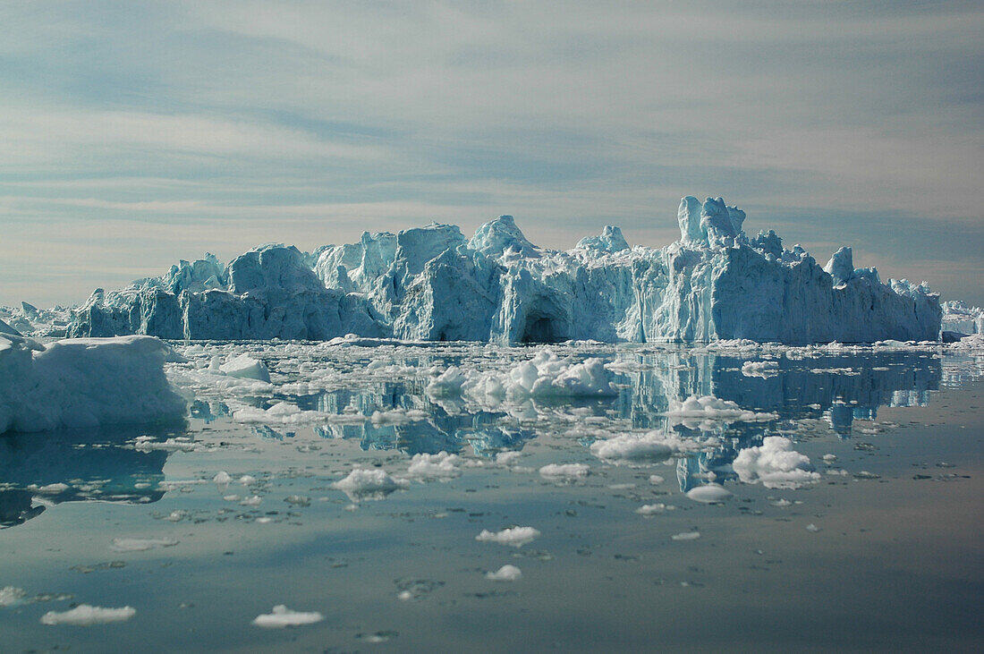 Eisberge unter bedecktem Himmel, Ilulissat, Grönland