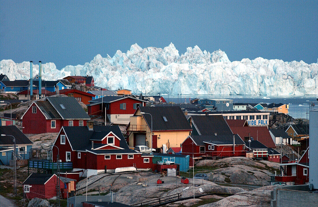 Ein Dorf am Wasser vor Eisbergen, Ilulissat, Grönland