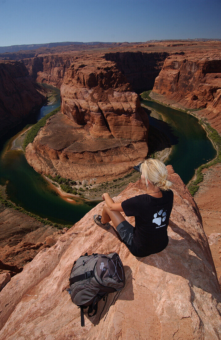 Eine Frau genießt den Aussicht, Horse Shoe Bend, Colorado River, Arizona, USA