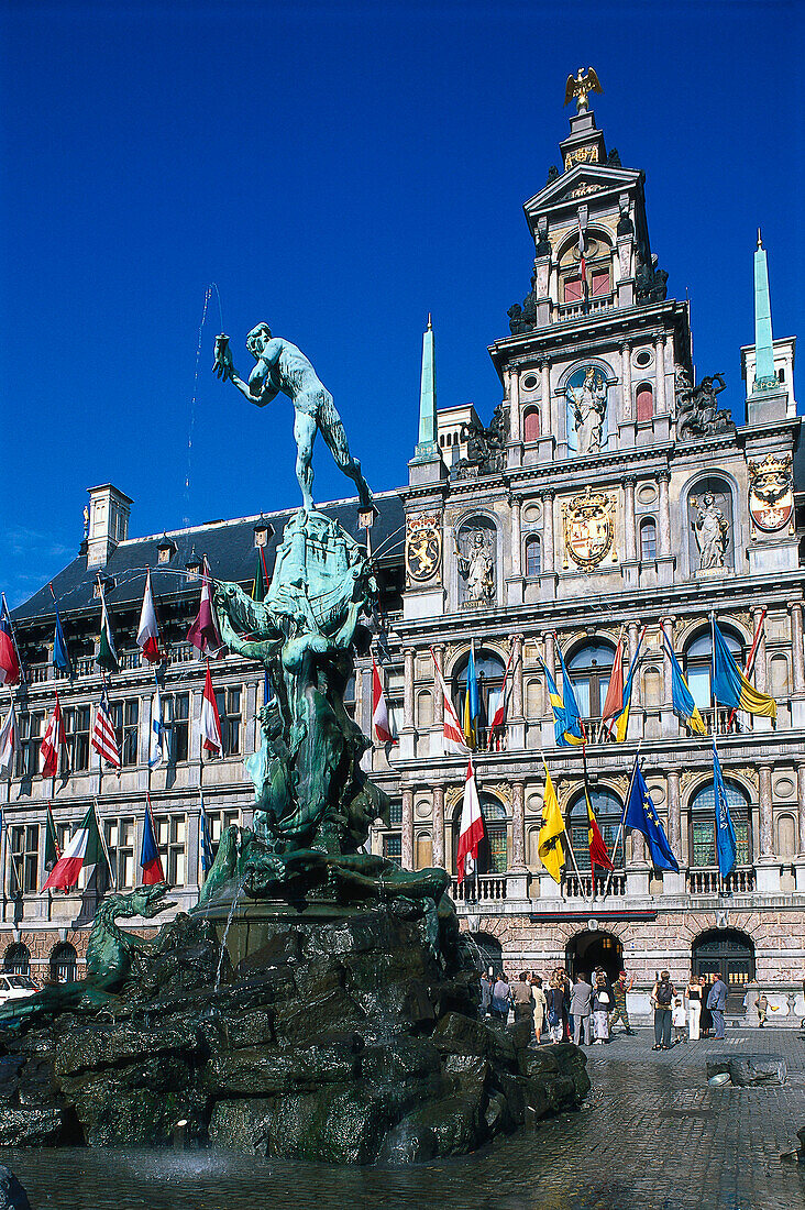 Rathaus und Brabo Brunnen unter blauem Himmel, Antwerpen, Flandern, Belgien, Europa